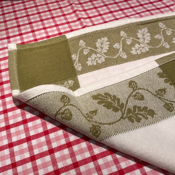 Set of 8 cloth napkins 16 inches square. Green and white Nice for holiday meals - Picture 6 of 6